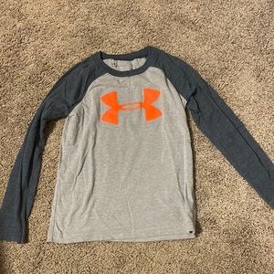 Boys size 5 under armour long sleeve shirt